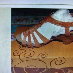 NEW.  PURE SOLE. SIZE 7M. TAN COLORE
